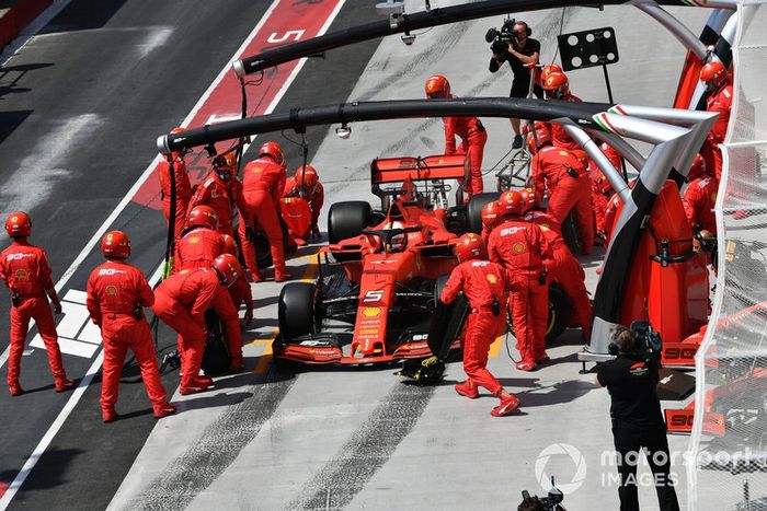 Sebastian Vettel, Ferrari SF90, en el pit stop