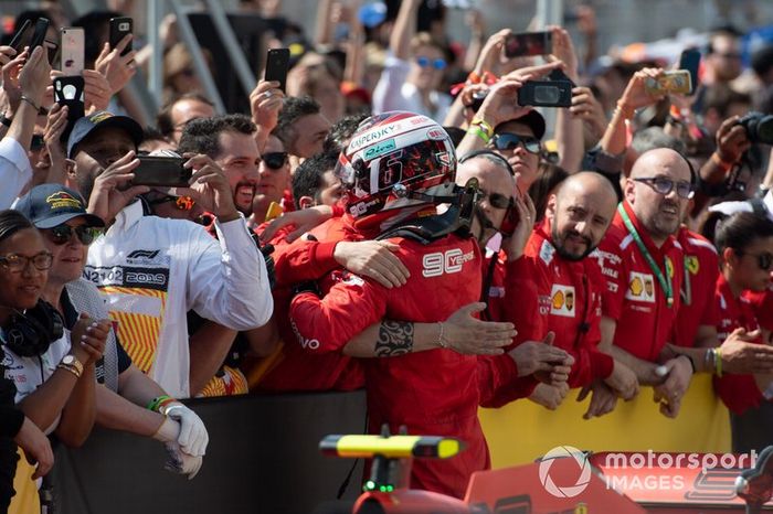 Tercer lugar Charles Leclerc, Ferrari, celebra en Parc Ferme con el equipo 