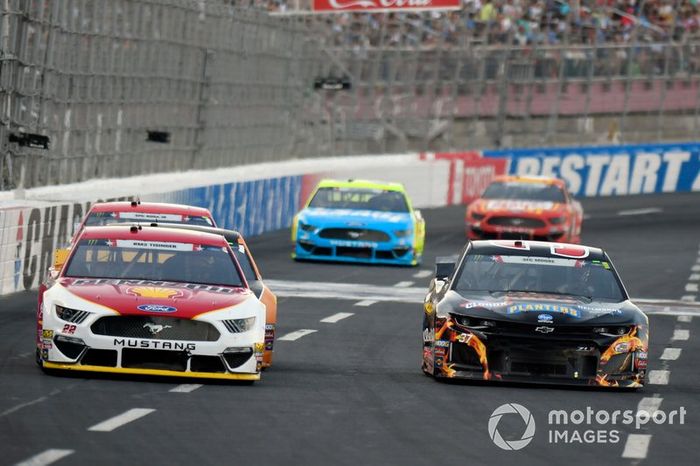 Joey Logano, Team Penske, Ford Mustang Shell Pennzoil,  Chris Buescher, JTG Daugherty Racing, Chevrolet Camaro Kroger Thrill of the Grill