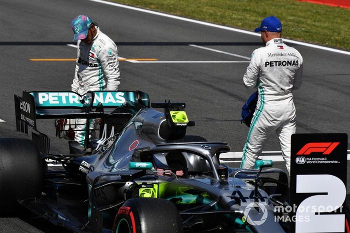 Lewis Hamilton, Mercedes AMG F1, y el ganador de la pole Valtteri Bottas, Mercedes AMG F1