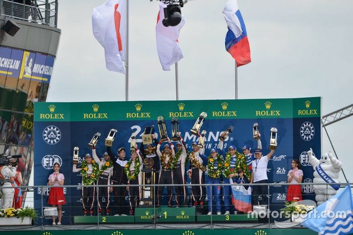 Podio: ganadores #8 Toyota Gazoo Racing Toyota TS050: Sébastien Buemi, Kazuki Nakajima, Fernando Alonso, segundo lugar #7 Toyota Gazoo Racing Toyota TS050: Mike Conway, Kamui Kobayashi, Jose Maria Lopez, tercer lugar #11 SMP Racing BR Engineering BR1: Mikhail Aleshin, Vitaly Petrov, Stoffel Vandoorne