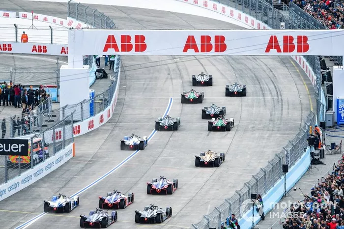 Arrancada Sébastien Buemi, Nissan e.Dams, Nissan IMO1, leading Stoffel Vandoorne, HWA Racelab, VFE-05, Lucas Di Grassi, Audi Sport ABT Schaeffler, Audi e-tron FE05, Gary Paffett, HWA Racelab, VFE-05, Daniel Abt, Audi Sport ABT Schaeffler, Audi e-tron FE05, Alex Lynn, Panasonic Jaguar Racing, Jaguar I-Type 3, Antonio Felix da Costa, BMW I Andretti Motorsports, BMW iFE.18, Jean-Eric Vergne, DS TECHEETAH, DS E-Tense FE19, Pascal Wehrlein, Mahindra Racing, M5 Electro, Jérôme d'Ambrosio, Mahindra Racing, M5 Electro, Alexander Sims, BMW I Andretti Motorsports, BMW iFE.18, Oliver Rowland, Nissan e.Dams, Nissan IMO1, Sam Bird, Envision Virgin Racing, Audi e-tron FE05 