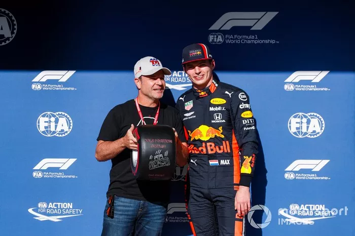 Il poleman Max Verstappen, Red Bull Racing riceve il Pirelli Pole Position Award da Rubens Barrichello