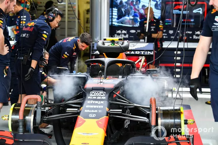 Mecánicos trabajando en el coche de Alex Albon, Red Bull RB15