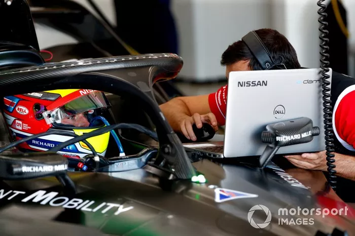 Oliver Rowland, Nissan e.Dams talks with an engineer