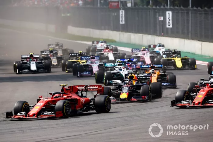 Charles Leclerc, Ferrari SF90, precede Sebastian Vettel, Ferrari SF90, Lewis Hamilton, Mercedes AMG F1 W10, Max Verstappen, Red Bull Racing RB15, Carlos Sainz Jr., McLaren MCL34, e il resto delle auto all'inizio della gara