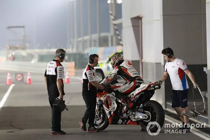 A maior parte dos envolvidos com o mundial de MotoGP que são de nacionalidade japonesa tiveram que ficar no Catar desde o fim do teste, para poderem estar presentes no primeiro GP do ano, que seria realizado em 08 de março