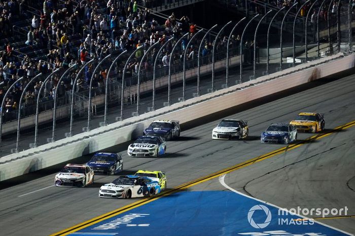 Accidente de la última vuelta Ryan Newman, Roush Fenway Racing, Ford Mustang Koch Industries, Ryan Blaney, Team Penske, Ford Mustang Menards / Peak, Denny Hamlin, Joe Gibbs Racing, Toyota Camry FedEx Express