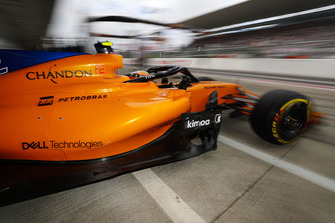 Stoffel Vandoorne, McLaren MCL33, leaves the garage