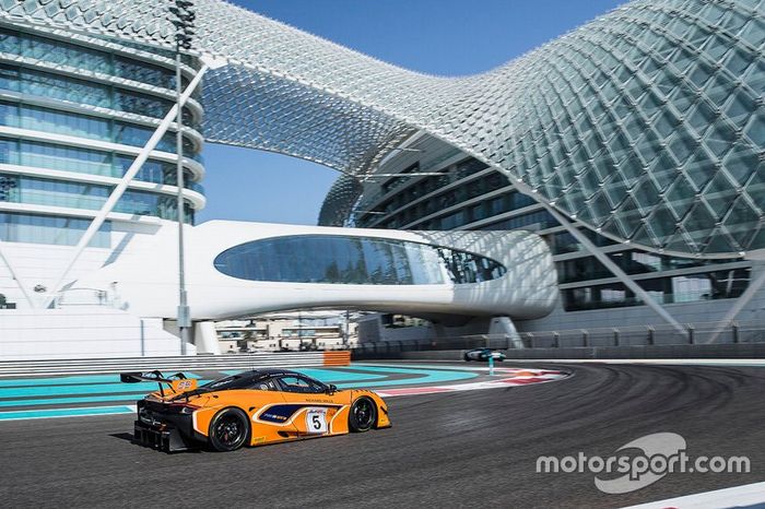 #5 McLaren Customer Racing McLaren 720S GT3: Ben Barnicoat, Alvaro Parente, Shane Van Gisbergen
