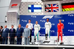 James Allison, technisch directeur, Mercedes AMG, P2 Valtteri Bottas, Mercedes AMG F1, winnaar Lewis Hamilton, Mercedes AMG F1, P3 Sebastian Vettel, Ferrari, op het podium met Viktor Kiryanov, Head of State Motor Vehicle Inspectorate of Ministry of Internal Affairs, Dimitry Kozak, waarnemend minister-president van Rusland, Andrey Kostin, President en voorzitter Management Board VTB Bank, en Vladimir Poetin, president van Rusland