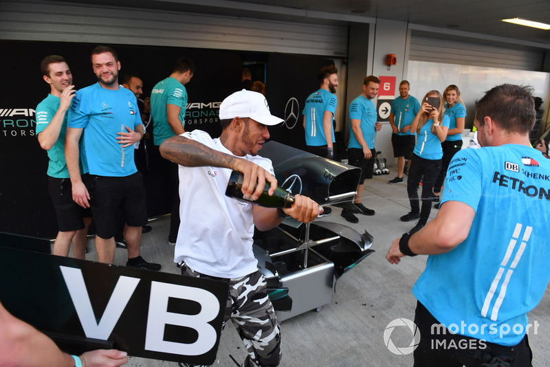 Ünneplés a garázs előt - Szocsi - Orosz Nagydíj - F1 2018