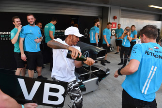 Race winner Lewis Hamilton, Mercedes AMG F1 celebrates with the champagne and the team