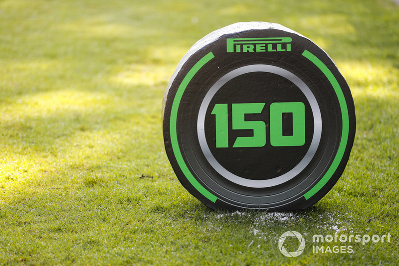 Penanda titik pengereman 150 meter dengan branding Pirelli
