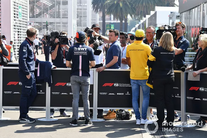 Sergio Pérez, Racing Point Force India y Carlos Sainz Jr., Renault Sport F1 Team  con los medios