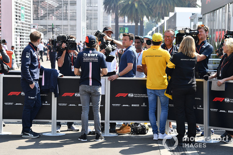 Sergio Perez, Racing Point Force India et Carlos Sainz Jr., Renault Sport F1 Team, parlent à la presse