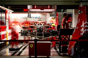 Les ingénieurs travaillent sur la monoplace de Sebastian Vettel, Ferrari SF71H, in the garage