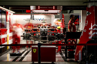 ingegneri a lavoro sulla monoposto di Sebastian Vettel, Ferrari SF71H