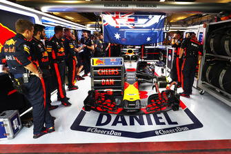 Il team Red Bull con un messaggio per Daniel Ricciardo, Red Bull Racing RB14, nel garage