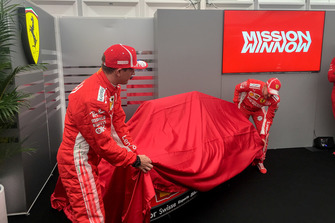 Sebastian Vettel, Kimi Raikkonen, Ferrari, revelan la decoración Mission Winnow