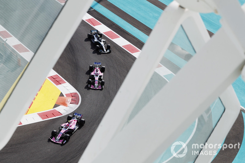 Esteban Ocon, Racing Point Force India VJM11, Sergio Pérez, Racing Point Force India VJM11, y Valtteri Bottas, Mercedes AMG F1 W09 EQ Power+