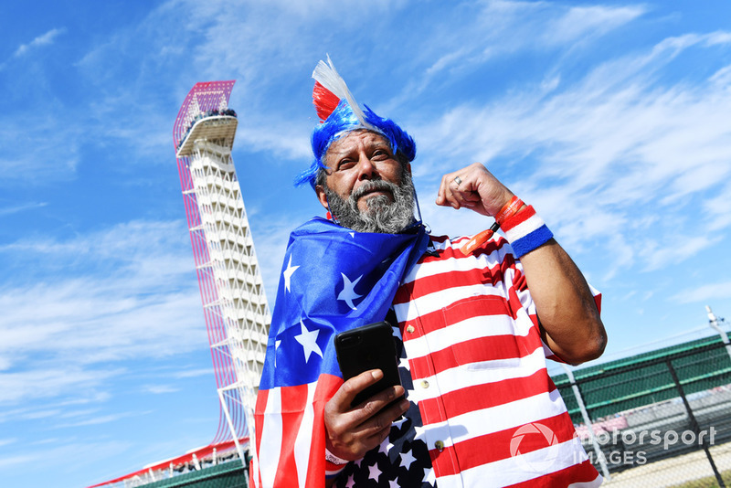 Un fan avec un drapeau américain