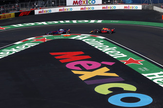 Brendon Hartley, Scuderia Toro Rosso STR13 en Max Verstappen, Red Bull Racing RB14