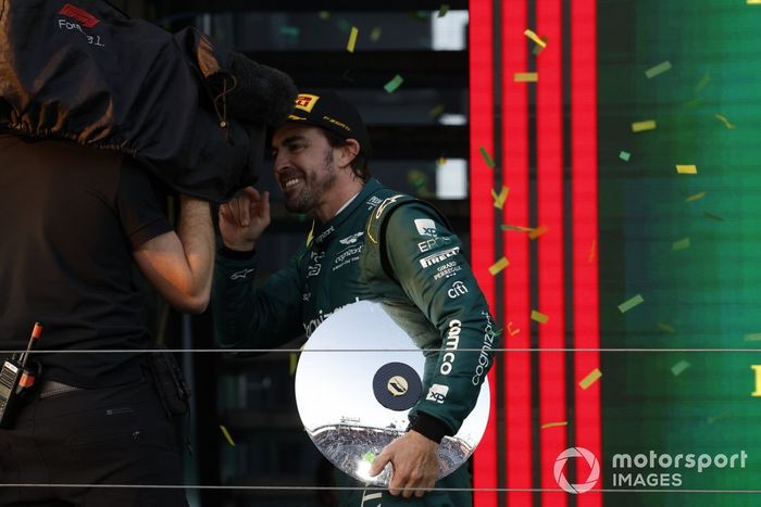 Fernando Alonso, Aston Martin F1 Team, tercero, en el podio