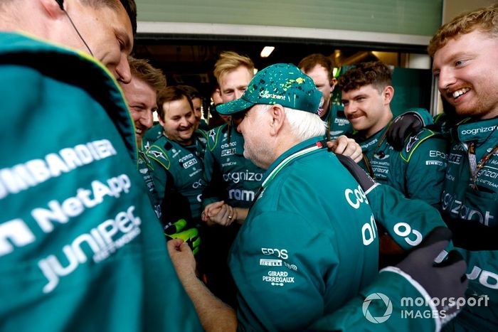 Norbert Vettel habla con los mecánicos de Aston Martin
