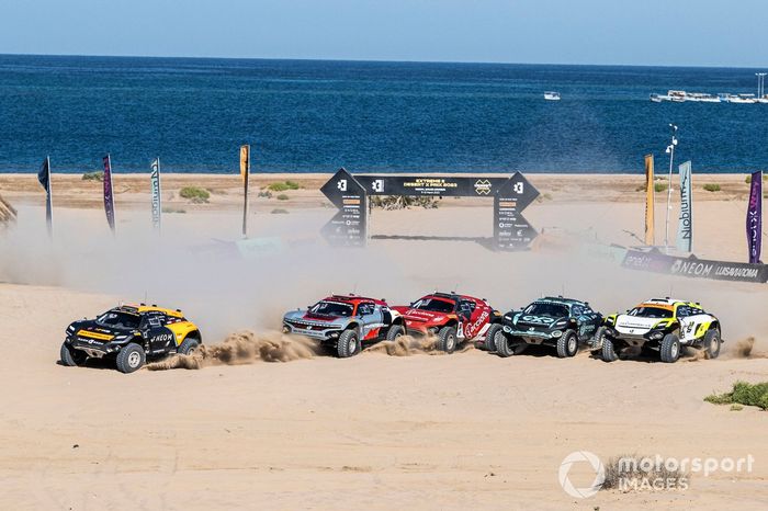 Emma Gilmour, Tanner Foust, NEOM McLaren Extreme E, Amanda Sorensen, RJ Anderson, GMC Hummer EV Chip Ganassi Racing, Laia Sanz, Mattias Ekstrom, Acciona | Sainz XE Team, Mikaela Ahlin-Kottulinsky, Johan Kristoffersson, Rosberg X Racing, and Hedda Hosas, Heikki Kovalainen, JBXE, at the start