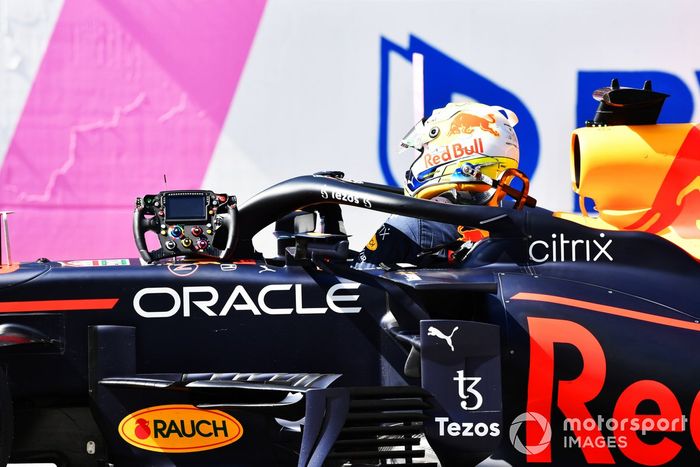 Ganador de la pole Max Verstappen, Red Bull Racing en Parc Ferme