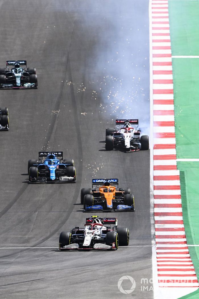 Antonio Giovinazzi, Alfa Romeo Racing C41, Daniel Ricciardo, McLaren MCL35M, Fernando Alonso, Alpine A521, mientras Kimi Raikkonen, Alfa Romeo Racing C41, se detiene con daños en el alerón delantero