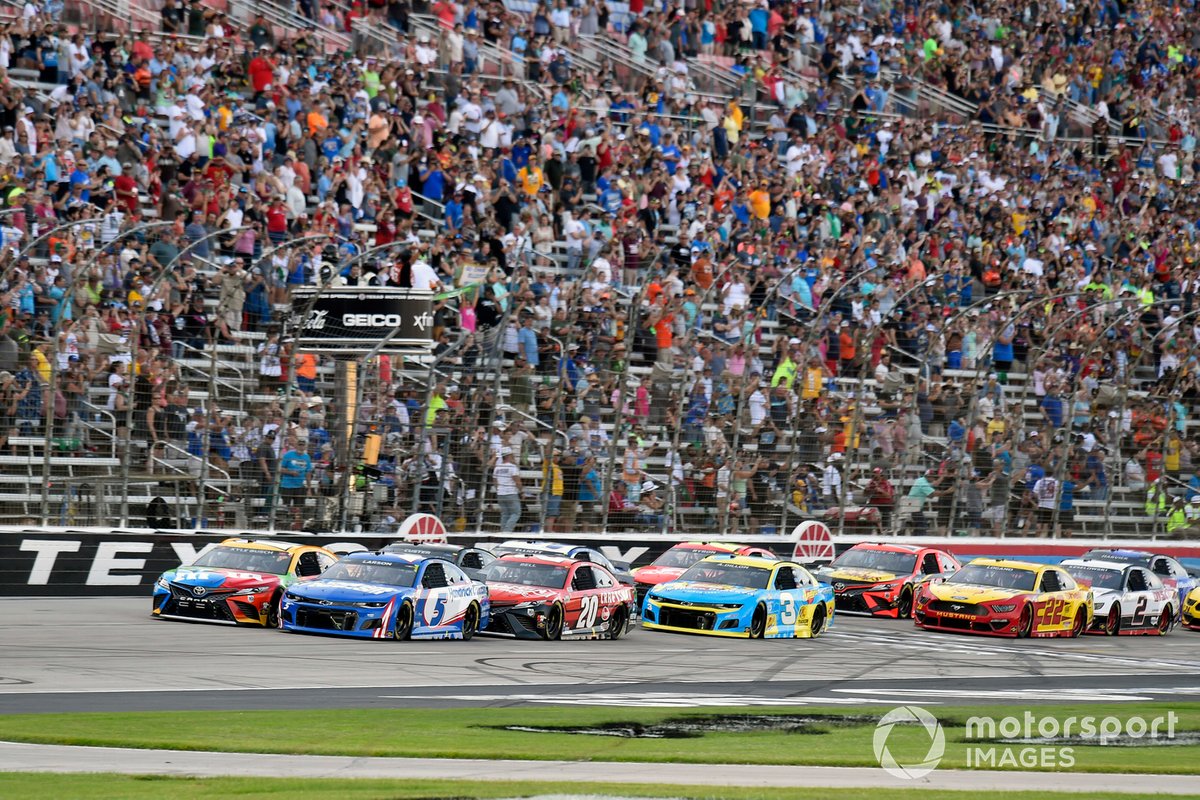 Kyle Larson, Hendrick Motorsports, Chevrolet Camaro HendrickCars.com y Christopher Bell, Joe Gibbs Racing, Toyota Camry Craftsman