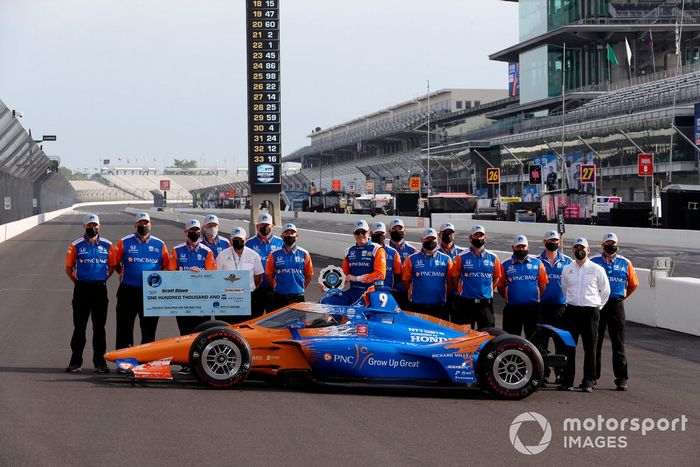 Scott Dixon, Chip Ganassi Racing Honda, celebra con su equipo la obtención del premio NTT P1 y la pole position