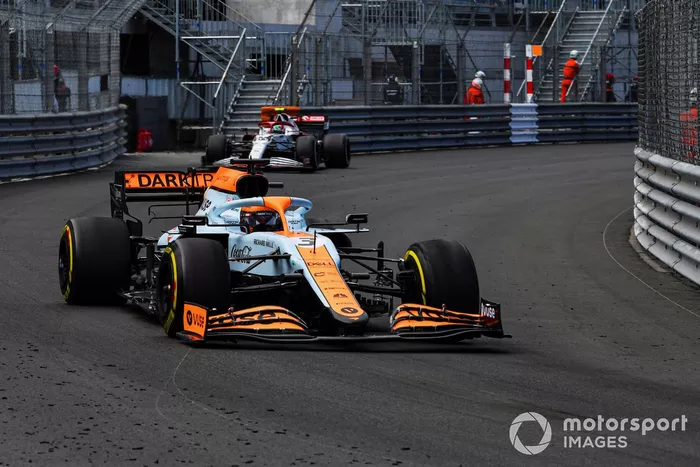 Daniel Ricciardo, McLaren MCL35M, Antonio Giovinazzi, Alfa Romeo Racing C41