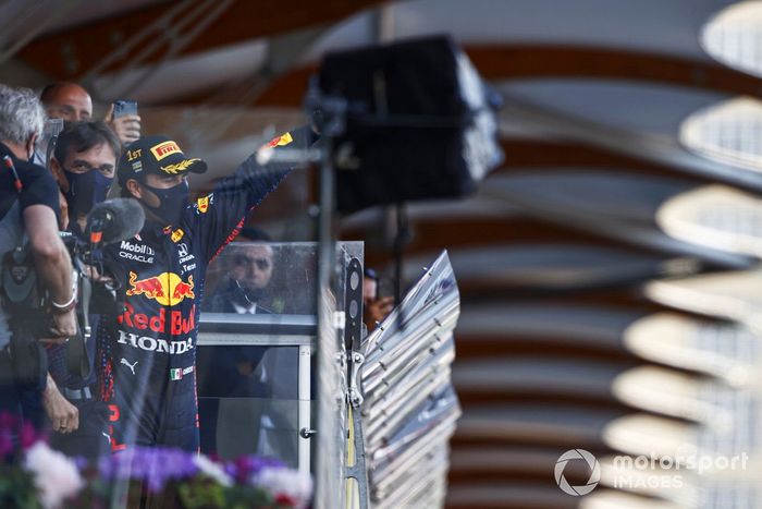Podio: ganador de la carrera Sergio Pérez, Red Bull Racing