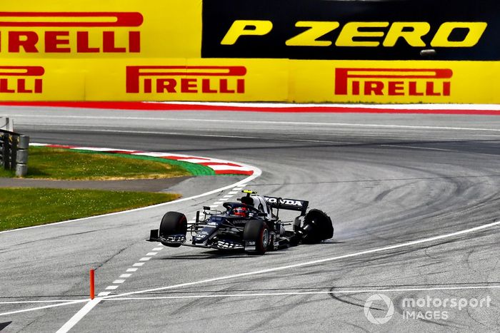 Pierre Gasly, AlphaTauri AT02, vuelve a boxes con su coche dañado