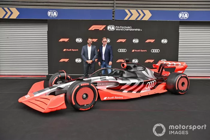 Oliver Hoffmann, Jefe de Desarrollo Técnico de Audi Sport GmbH, con Markus Duesmann, Presidente del Consejo de Administración de Audi AG, con el nuevo Audi Sport concept