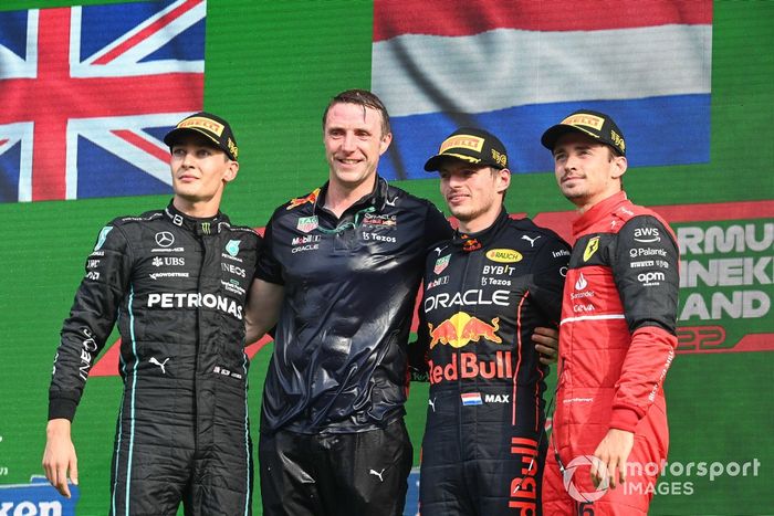 Podio: segundo lugar George Russell, Mercedes-AMG, ganador Max Verstappen, Red Bull Racing, tercer lugar Charles Leclerc, Ferrari