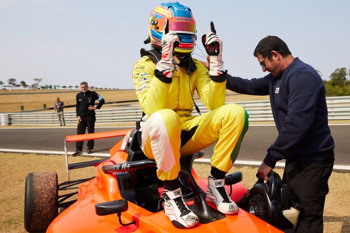 Lucas Staico comemora vitória na corrida 3 no Velociita