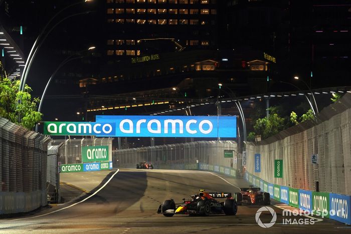 Sergio Pérez, Red Bull Racing RB18, Charles Leclerc, Ferrari F1-75