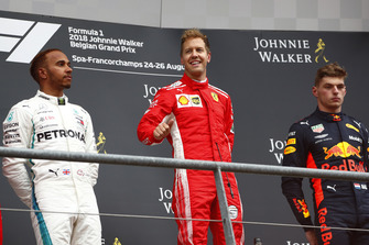 Il vincitore della gara Sebastian Vettel, Ferrari, il secondo classificato Lewis Hamilton, Mercedes AMG F1, il terzo classificato Max Verstappen, Red Bull Racing
