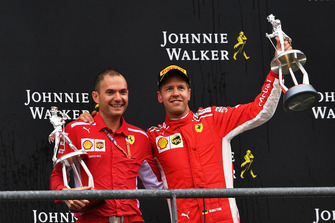 Il vincitore della gara Sebastian Vettel, Ferrari e David Sanchez, Ferrari, festeggiano sul podio, con i trofei