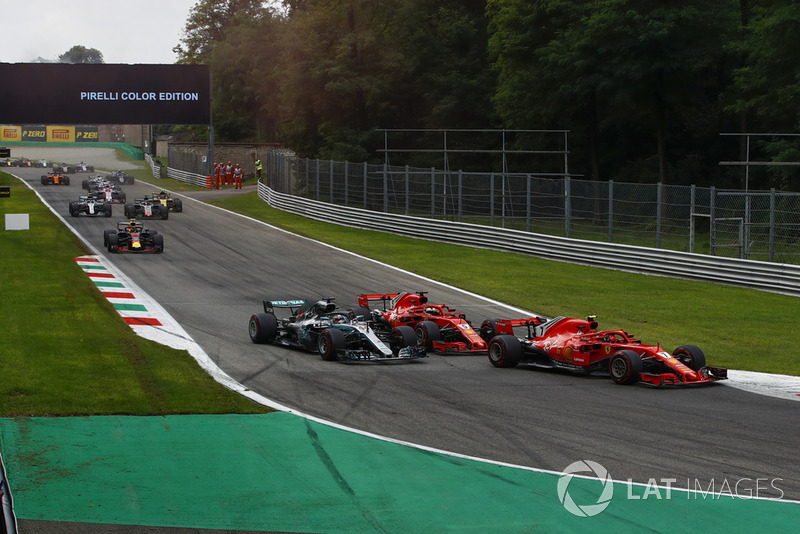 Kollision: Sebastian Vettel, Ferrari SF71H. Lewis Hamilton, Mercedes AMG F1 W09