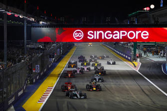 Lewis Hamilton, Mercedes AMG F1 W09 EQ Power+, leads Sebastian Vettel, Ferrari SF71H, Max Verstappen, Red Bull Racing RB14, Valtteri Bottas, Mercedes AMG F1 W09 EQ Power+, Kimi Raikkonen, Ferrari SF71H, and the rest of the field at the start