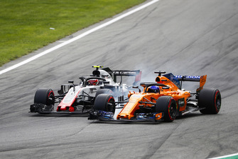 Kevin Magnussen, Haas F1 Team VF-18, and Fernando Alonso, McLaren MCL33, go wheel-to-wheel