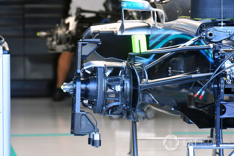 Mercedes AMG F1 W09 front wheel hub