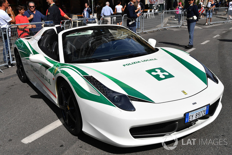 Полицейский автомобиль Ferrari