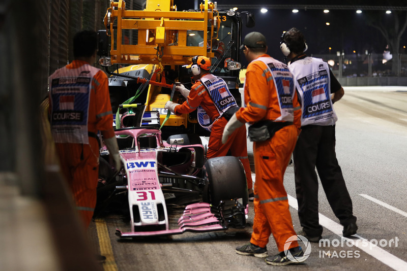 Marshals mengangkat mobil Esteban Ocon, Racing Point Force India VJM11, pascakecelakaan