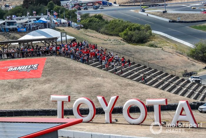 Los fans de Daniel Suárez, TrackHouse Racing, Onx Homes / Renu Chevrolet Camaro, Daniel's Amigos, celebran su victoria